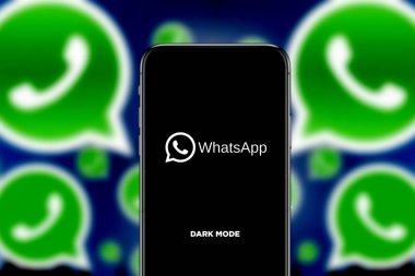 Whatsapp logosu olan akıllı bir telefon. İnternetteki sohbet uygulamasının yeni sunumu. 17 Kasım 2020 Pazar, New York, ABD.
