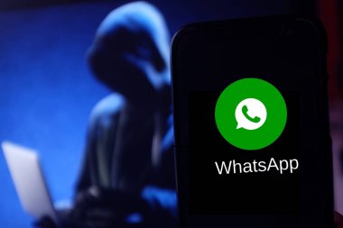 Whatsapp logosu olan akıllı bir telefon. İnternetteki sohbet uygulamasının yeni sunumu. 17 Kasım 2020 Pazar, New York, ABD.