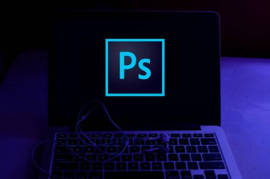 Adobe Photoshop logo bilgisayarı, Adobe Systems tarafından geliştirilen bir raster grafik editörüdür. ABD, Kaliforniya.