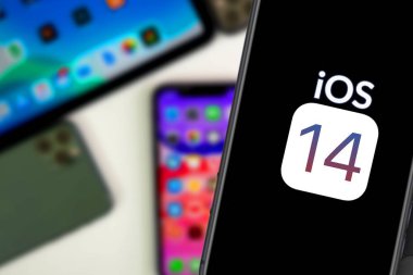 17 Kasım 2019, New York, Amerika Birleşik Devletleri 'nde yeni Ios 14 işletim sisteminin yanında elma kurulum ekranlı yeni iphone piyasaya çıkıyor..