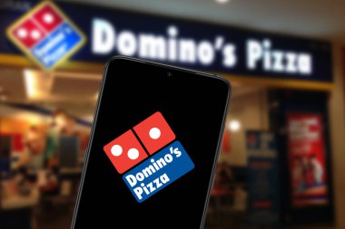 Domino 's Pizza logosu olan akıllı telefon bir Amerikan fast food restoranı şirketidir. ABD, Kaliforniya 25 Ocak 2020.