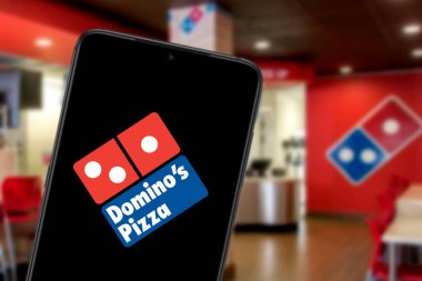 Domino 's Pizza logosu olan akıllı telefon bir Amerikan fast food restoranı şirketidir. ABD, Kaliforniya 25 Ocak 2020.