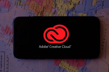 Adobe Creative Cloud logosuna sahip akıllı telefon, kullanıcılara yazılıma erişim sağlayan bir Adobe Systems servisidir. ABD, Kaliforniya 25 Ocak 2020.