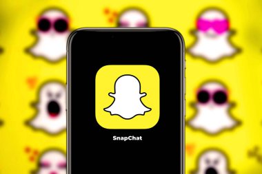 Snapchat logosu olan akıllı telefon, multimedya görüntü destekli akıllı telefonlar için bir mesajlaşma uygulamasıdır, ABD, Kaliforniya 25 Ocak 2020.