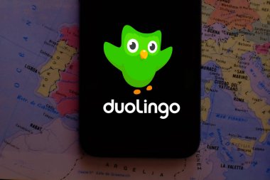 Serbest dil öğrenme ve İngilizce seviyesini belgeleme amaçlı bir web sitesi ve sosyal proje olan Duolingo logosuna sahip akıllı telefon. ABD, New York, Cuma, 1 Kasım 2019