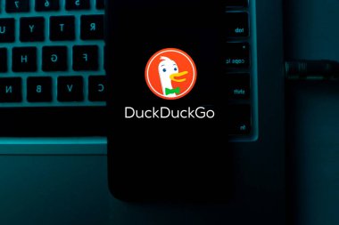 Duckduckgo logosu olan telefon Valley Forge, Pennsylvania, ABD 'de kurulmuş bir arama motorudur. 23 Ocak 2020.