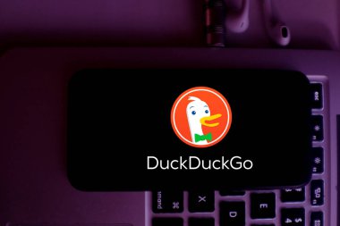 Duckduckgo logosu olan telefon Valley Forge, Pennsylvania, ABD 'de kurulmuş bir arama motorudur. 23 Ocak 2020.