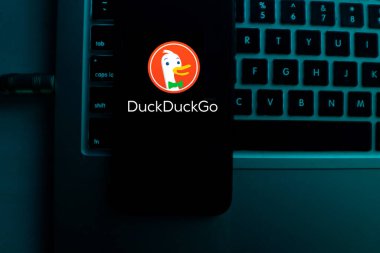 Duckduckgo logosu olan telefon Valley Forge, Pennsylvania, ABD 'de kurulmuş bir arama motorudur. 23 Ocak 2020.