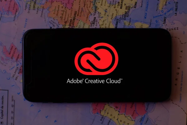Adobe Creative Cloud Logosuna Sahip Akıllı Telefon Kullanıcılara Yazılıma Erişim — Stok fotoğraf
