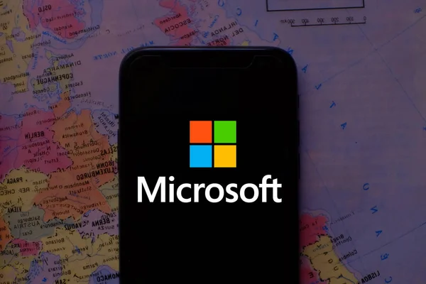 Smart Phone Con Logo Microsoft Corporation Una Società Tecnologica Multinazionale — Foto Stock