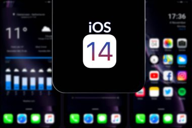 Ios 14 logosu olan yeni bir iPhone muhtemelen 5G teknolojisiyle gelecek bir sonraki elma sistemi olacak. 21 Kasım 2020, Perşembe. ABD, Kaliforniya.