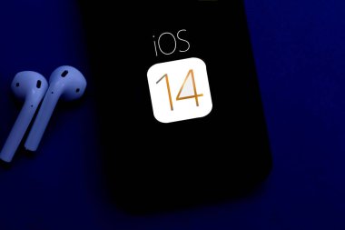 Ios 14 logosu olan yeni bir iPhone muhtemelen 5G teknolojisiyle gelecek bir sonraki elma sistemi olacak. 21 Kasım 2020, Perşembe. ABD, Kaliforniya.