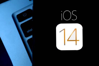 Ios 14 logosu olan yeni bir iPhone muhtemelen 5G teknolojisiyle gelecek bir sonraki elma sistemi olacak. 21 Kasım 2020, Perşembe. ABD, Kaliforniya.