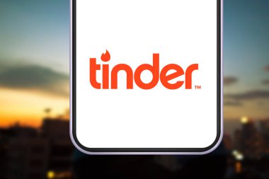 Tinder logolu akıllı telefon. Tinder randevu, toplantı ve hatta sosyal ağ olarak bile düşünülebilir. Amerika Birleşik Devletleri, New York, Cuma, 1 Kasım 2019