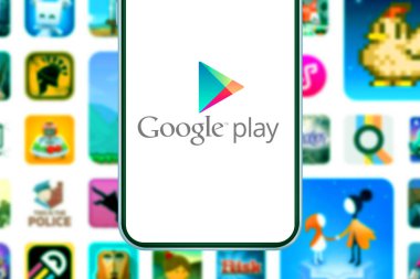 Google Play logosu olan akıllı telefon, android dijital mağazası. ABD 24 Ocak 2020