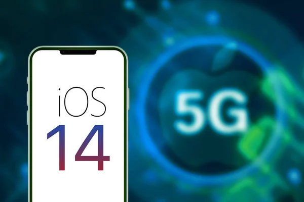 假设新的Iphone带有Ios 14标志 这将是下一个可能附带5G技术的苹果系统 加利福尼亚 — 图库照片