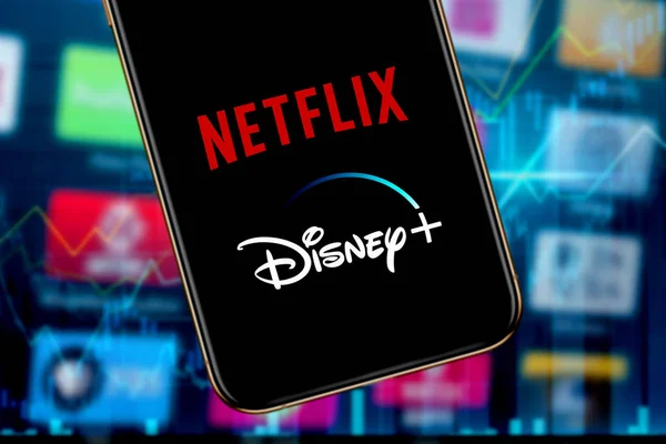 Iphone Pro Con Logotipo Netflix Inc Disney Que Son Dos —  Fotos de Stock