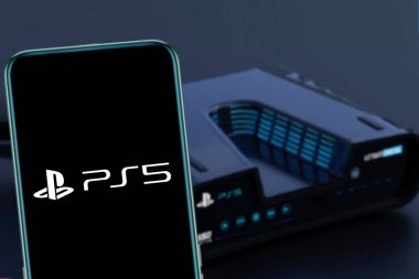 Playstation 5 logosu olan akıllı telefon masaüstü oyun konsolu çıkıyor. ABD, Kaliforniya, Cuma, 17 Ocak 2020,