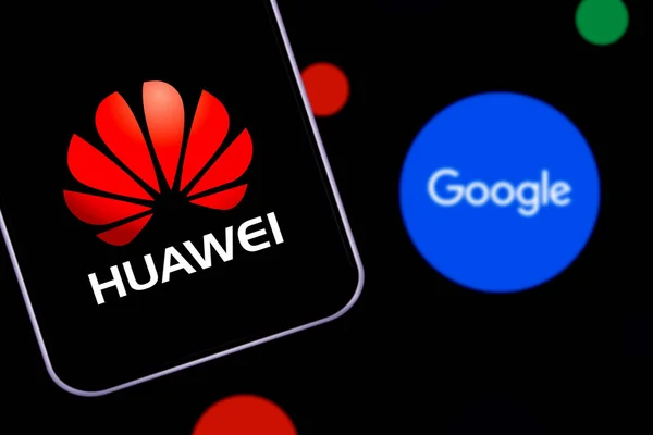 Okos Telefon Huawei Google Logójával Technológiai Cégek Világszerte Amerikai Egyesült — Stock Fotó