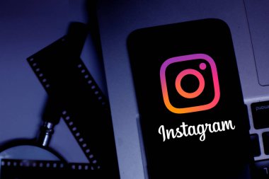 Instagram logolu akıllı telefon. Cep telefonları için fotoğraf uygulaması. ABD, Kaliforniya 31 Ocak 2020.