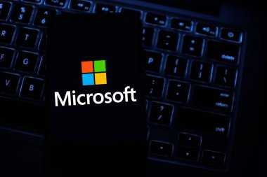 Microsoft Corporation logosuna sahip akıllı telefon çok uluslu bir teknoloji şirketidir. ABD 24 Ocak 2020