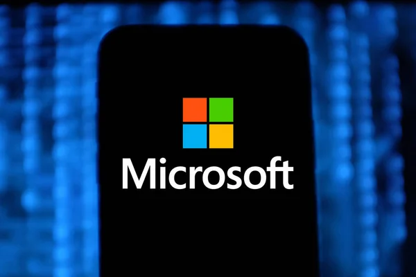 Teléfono Inteligente Con Logotipo Microsoft Corporation Una Empresa Multinacional Tecnología —  Fotos de Stock