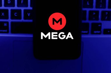Mega logosuna sahip akıllı telefon (Mega olarak biçimlendirilmiş) Megaupload bulut dosya servisinin varisidir. ABD, Kaliforniya, 26 Şubat 2020