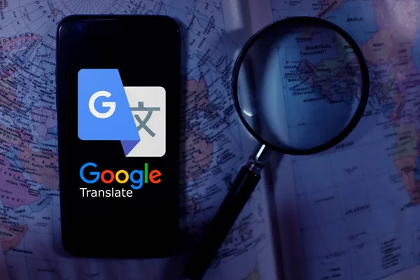 Έξυπνο Τηλέφωνο Λογότυπο Του Google Translate Οποίο Χρησιμοποιείται Για Μεταφράσει — Φωτογραφία Αρχείου