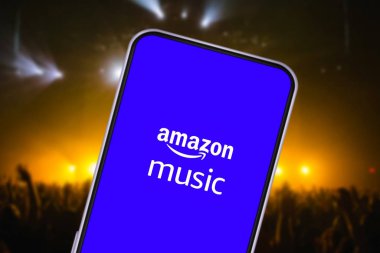 Amazon Müzik logosu olan akıllı telefon, Amazon müzik uygulaması. ABD, Kaliforniya, 26 Şubat 2020