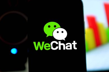 Wechat logolu akıllı telefon. Wechat bir cep telefonu mesaj servisi ve sesli mesaj iletişim servisidir. Amerika Birleşik Devletleri, New York. 29 Eylül 2020 Pazar.