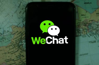 Wechat logolu akıllı telefon. Wechat bir cep telefonu mesaj servisi ve sesli mesaj iletişim servisidir. Amerika Birleşik Devletleri, New York. 29 Eylül 2020 Pazar.