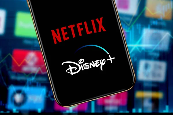 Smart Phone Λογότυπο Του Disney Και Netflix Ανταγωνιστικά Online Video — Φωτογραφία Αρχείου