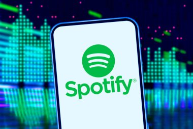 Spotify logolu akıllı telefon milyonlarca şarkıya ulaşmanızı sağlayan dijital bir müzik servisidir. ABD, New York, Perşembe, 3 Ekim 2019.