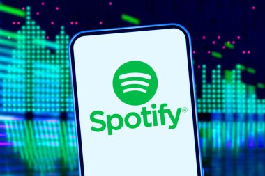 Spotify logolu akıllı telefon milyonlarca şarkıya ulaşmanızı sağlayan dijital bir müzik servisidir. ABD, New York, Perşembe, 3 Ekim 2019.