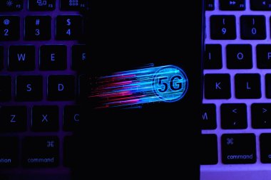Üzerinde 5G logosu olan yeni akıllı telefon. 5G, cep telefonu teknolojisinin beşinci nesline atıfta kullanılan kısaltmadır. Amerika Birleşik Devletleri, New York. 14 Kasım 2020