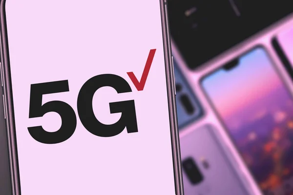 带有5G标志的新型智能电话 5G是指第五代移动电话技术专家的首字母缩写 2020年11月14日 — 图库照片