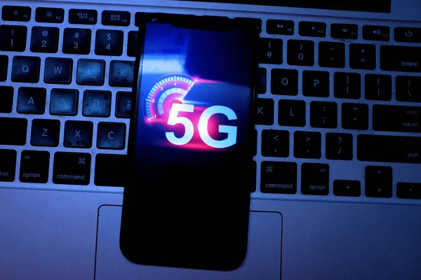 带有5G标志的新型智能电话 5G是指第五代移动电话技术专家的首字母缩写 2020年11月14日 — 图库照片