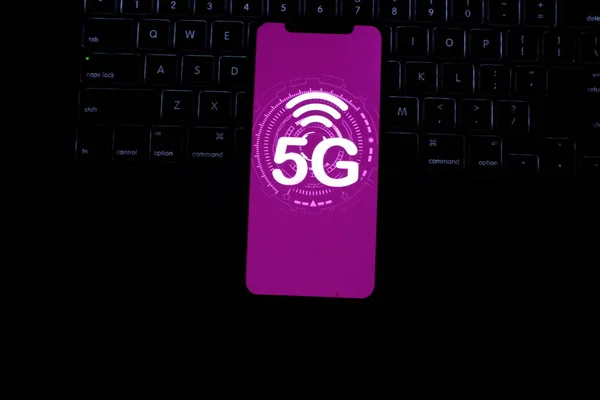 带有5G标志的新型智能电话 5G是指第五代移动电话技术专家的首字母缩写 2020年11月14日 — 图库照片