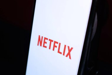 Netflix logosunda King Crown Inc olan akıllı telefon. İnternet üzerinden eğlence şirketi. Amerika Birleşik Devletleri, New York. Perşembe, 14 Şubat 2020