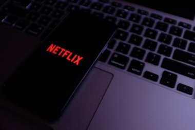 Netflix logosunda King Crown Inc olan akıllı telefon. İnternet üzerinden eğlence şirketi. Amerika Birleşik Devletleri, New York. Perşembe, 14 Şubat 2020