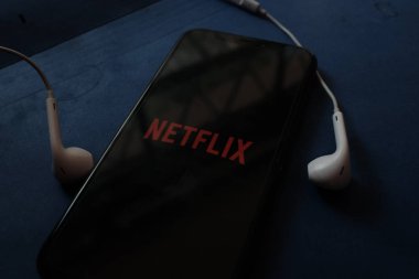 Netflix logosunda King Crown Inc olan akıllı telefon. İnternet üzerinden eğlence şirketi. Amerika Birleşik Devletleri, New York. Perşembe, 14 Şubat 2020
