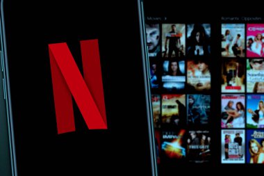 Netflix logosunda King Crown Inc olan akıllı telefon. İnternet üzerinden eğlence şirketi. Amerika Birleşik Devletleri, New York. Perşembe, 14 Şubat 2020