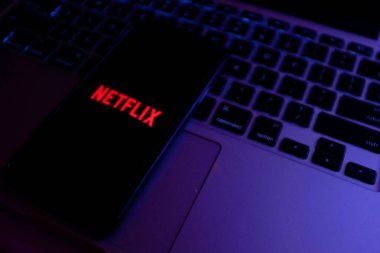 Netflix logosunda King Crown Inc olan akıllı telefon. İnternet üzerinden eğlence şirketi. Amerika Birleşik Devletleri, New York. Perşembe, 14 Şubat 2020