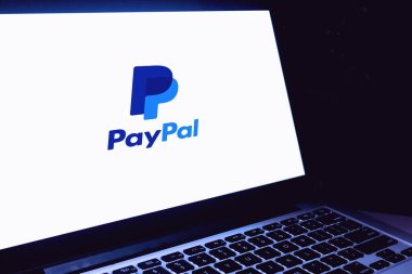 Airpods ve Iphone 11, Paypal Holding Inc. 'nin dünya çapında para transferlerini destekleyen bir çevrimiçi ödeme sistemidir. ABD, New York, 4 Şubat 2020