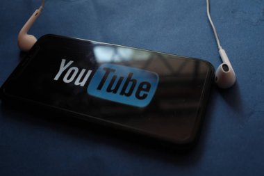 Youtube Premium logosu olan bir telefon. Youtube Premium, 15 Ekim 2020 Cuma günü Amerika Birleşik Devletleri 'nin New York şehrinde yayınlanan ücretsiz abonelik hizmetidir.