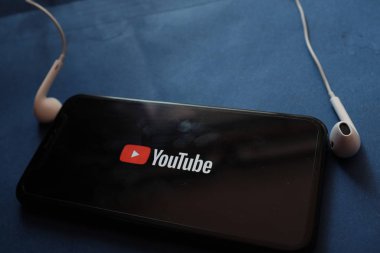 Youtube Premium logosu olan bir telefon. Youtube Premium, 15 Ekim 2020 Cuma günü Amerika Birleşik Devletleri 'nin New York şehrinde yayınlanan ücretsiz abonelik hizmetidir.