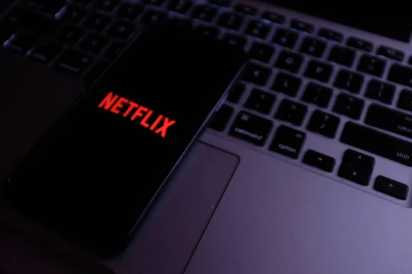 Netflix Logosunda King Crown Inc Olan Akıllı Telefon Nternet Üzerinden — Stok fotoğraf