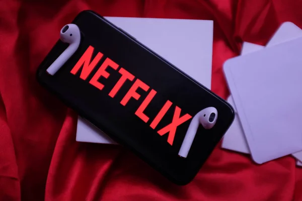 Netflix Logosunda King Crown Inc Olan Akıllı Telefon Nternet Üzerinden — Stok fotoğraf