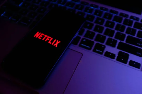 Netflix Logosunda King Crown Inc Olan Akıllı Telefon Nternet Üzerinden — Stok fotoğraf