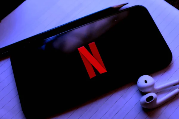 Smartphone Mit Dem Netflix Logo Mit Königskrone Inkl Online Unterhaltungsunternehmen — Stockfoto